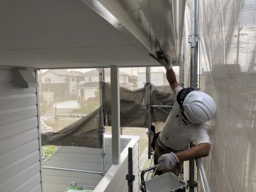 破風板・雨樋塗装作業１回目