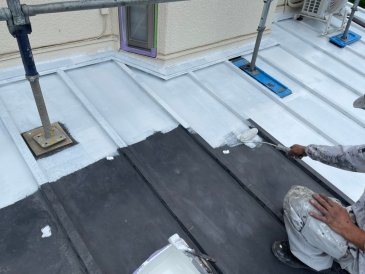 2021/7/10　トタン屋根下塗り作業
