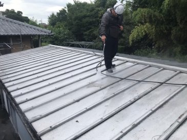 2021/8/18　車庫屋根高圧洗浄