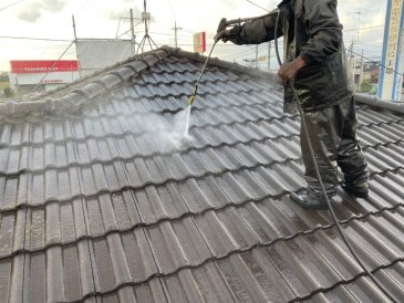 2021/11/8　屋根高圧洗浄