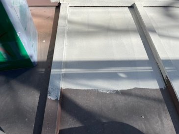 2021/11/24　トタン屋根下塗り作業