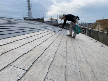 2022/3/1　屋根上塗り作業１回目